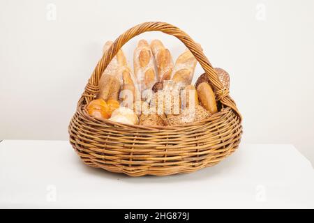 Gruppenfoto von verschiedenen Brot- und Broetchensorten in einem Korb auf weissem Grund. Banque D'Images
