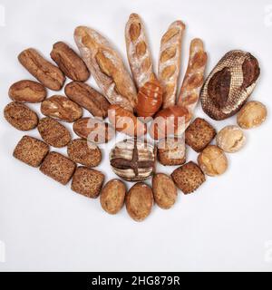 Gruppenfoto von verschiedenen Brot- und Broetchensorten auf weissem Grund. Banque D'Images