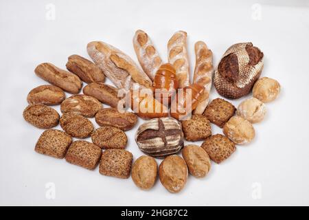 Gruppenfoto von verschiedenen Brot- und Broetchensorten auf weissem Grund. Banque D'Images