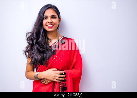 Belle femme indienne en robe traditionnelle sari regardant la caméra bindi sur le front Banque D'Images