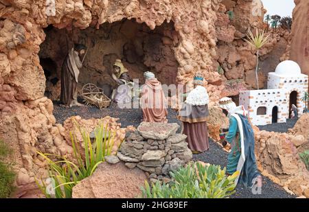 Noël scène de la nativité dans une écurie avec le bébé Jésus dans un mangeur, Marie et Joseph - trois rois arrivent Banque D'Images