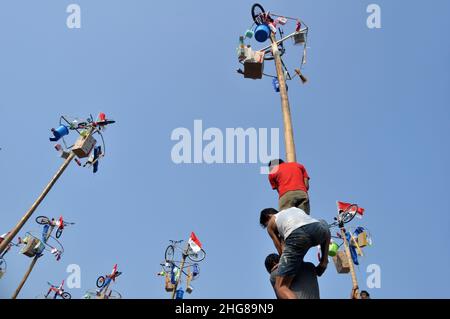 Jakarta, Indonésie - 17 août 2014 : Panjat pinang ou compétition d'escalade de l'areca à l'occasion de la journée de l'indépendance de l'Indonésie à Jakarta, en Indonésie Banque D'Images