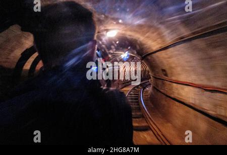 Vue sur l'un des nombreux tunnels ferroviaires souterrains dans lesquels les trains emmenaient des passagers et des marchandises pendant la guerre. Banque D'Images