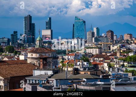 Vue sur les toits de Milan jusqu'à l'un des quartiers d'affaires les plus importants de Milan, la banlieue de Porta Nuova avec son architecture moderne. Banque D'Images