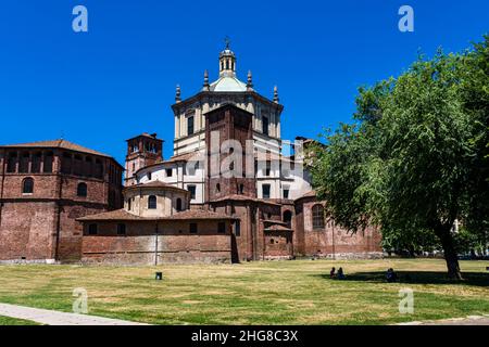 Vue sur l'église catholique romaine Basilique de San Lorenzo Maggiore, Basilique de San Lorenzo, construite à l'origine au 5th siècle. Banque D'Images