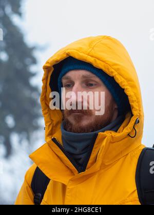 Voyageur homme en manteau jaune avec capuche style de vie portrait de près.Authentique nordic mâle tourisme marchant flou de fond de la nature.Petit garçon extérieur Banque D'Images