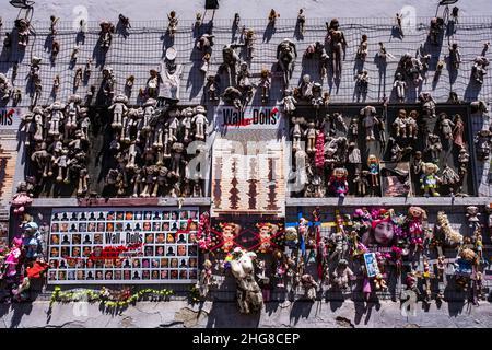 Le mur des poupées, il Muro delle Bambole, une installation artistique, qui sensibilise les femmes à la violence. Banque D'Images