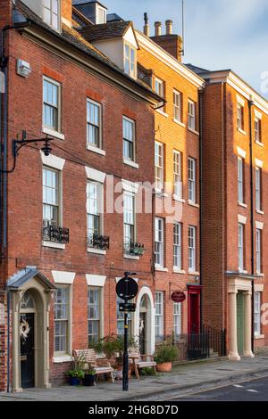 Maisons de ville de Castle Square au lever du soleil.Ludlow, Shropshire, Angleterre Banque D'Images