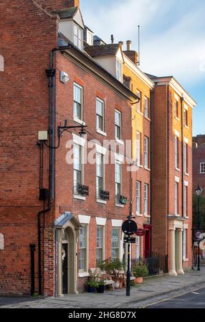 Maisons de ville de Castle Square au lever du soleil.Ludlow, Shropshire, Angleterre Banque D'Images