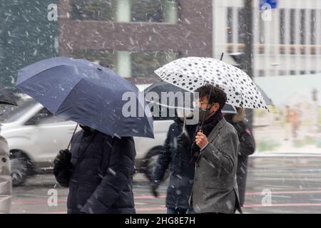 Séoul, Corée du Sud.19th janvier 2022.Les gens traversent la route dans la neige à Séoul, en Corée du Sud, le 19 janvier 2022.Crédit : Wang Yiliang/Xinhua/Alay Live News Banque D'Images