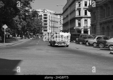 Voiture classique dans une rue de la vieille Havane, Cuba, en noir et blanc Banque D'Images