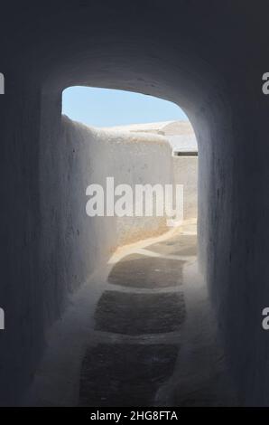 Tunnel aux murs blancs à Pyrgos, Santorin, architecture grecque dans les îles des cyades Banque D'Images