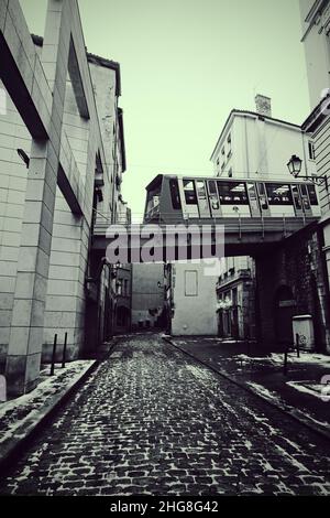 Tramway descendant de la colline de Fourvière dans le Vieux Lyon, en un jour enneigé, noir et blanc Banque D'Images