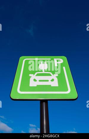 Signe d'une station de charge Izivia indiquant une place de parking réservée à la charge des véhicules électriques Banque D'Images