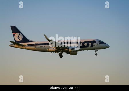 Varsovie, Pologne - 07 août 2008 : les compagnies aériennes polonaises débarrachent de l'avion à réaction Embraer ERJ-170 à l'aéroport Banque D'Images