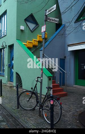 Brême, Allemagne - Jan 16 2022 près d'un quartier médiéval sont ces maisons colorées avec des boîtes aux lettres jaunes.Il y a une bicyclette contre le panneau de signalisation de la rue Banque D'Images