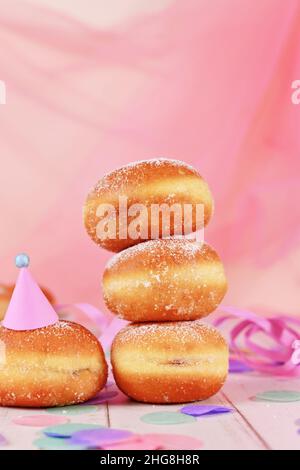 Pile de 'Berliner Pfannkuchen', un donut allemand traditionnel comme un dessert rempli de confiture faite de pâte de levure douce frite en graisse Banque D'Images