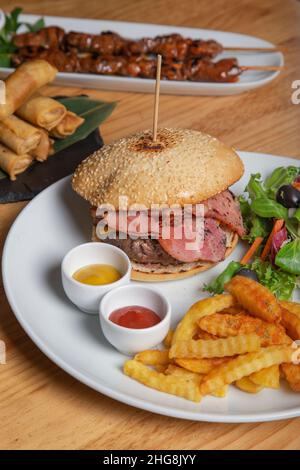 Variété de plats sur la table du restaurant Banque D'Images