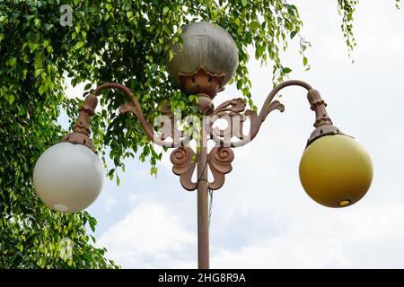 Lampe ronde sur poteau, éclairage extérieur sur ciel bleu clair.Photos de lanternes blanches prises dans la rue à l'extérieur de la résidence. Banque D'Images