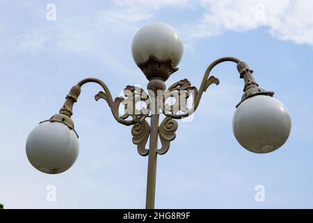 Lampe ronde sur poteau, éclairage extérieur sur ciel bleu clair.Photos de lanternes blanches prises dans la rue à l'extérieur de la résidence. Banque D'Images