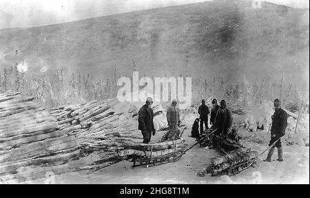 Six hommes transportant du bois sur des traîneaux, Adams Hill, janvier 1899 (SAVANT 132). Banque D'Images