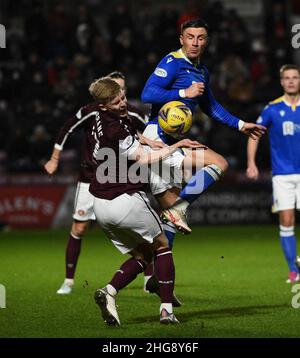 Édimbourg, Royaume-Uni.18th janv. 2022. Cinch Premiership - Heart of Midlothian v St Johnstone 18/01/2022 Pic shows: Heartss' Left back, Alex Cochrane, et St Johnstone Forward, Michael O'Halloran, clash comme hôte de la pièce Hearts de St Johnstone dans le Cinch Premiership à Tynecastle Park, Édimbourg.Crédit : Ian Jacobs/Alay Live News Banque D'Images