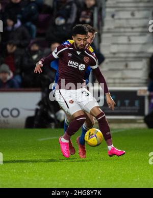 Édimbourg, Royaume-Uni.18th janv. 2022. Cinch Premiership - Heart of Midlothian v St Johnstone 18/01/2022 Pic shows: Hears' Winger, Josh Ginnelly, détient le défenseur de St Johnstone, Callum Booth, en tant qu'hôte du jeu de coeurs de St Johnstone dans le Cinch Premiership à Tynecastle Park, Édimbourg.Crédit : Ian Jacobs/Alay Live News Banque D'Images