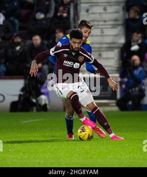 Édimbourg, Royaume-Uni.18th janv. 2022. Cinch Premiership - Heart of Midlothian v St Johnstone 18/01/2022 Pic shows: Hears' Winger, Josh Ginnelly, détient le défenseur de St Johnstone, Callum Booth, en tant qu'hôte du jeu de coeurs de St Johnstone dans le Cinch Premiership à Tynecastle Park, Édimbourg.Crédit : Ian Jacobs/Alay Live News Banque D'Images