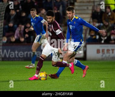 Édimbourg, Royaume-Uni.18th janv. 2022. Cinch Premiership - Heart of Midlothian v St Johnstone 18/01/2022 Pic shows: Hears' Winger, Josh Ginnelly, détient le défenseur de St Johnstone, Callum Booth, en tant qu'hôte du jeu de coeurs de St Johnstone dans le Cinch Premiership à Tynecastle Park, Édimbourg.Crédit : Ian Jacobs/Alay Live News Banque D'Images