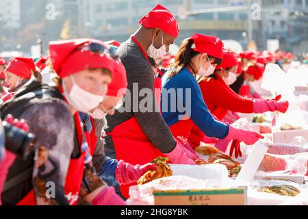 02 nov 2018 - Corée du Sud, Séoul-les volontaires participent à un make kimchi, un plat de base coréen fait de légumes fermentés, à donner à des voisins nécessiteux en préparation pour la saison d'hiver pendant le Festival de Kimchi de Séoul à Seoul Plaza à Séoul, en Corée du Sud.Des milliers de personnes feront des kimchi avec 165 tonnes de chou pendant le festival qui se tient du 2 novembre au 4 novembre. Banque D'Images