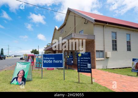 Le Tuncurry Memorial Hall, construit en 1921 à la mémoire de ceux qui se sont battus en WW1, est entouré d'affiches politiques pour voter aux élections locales Banque D'Images