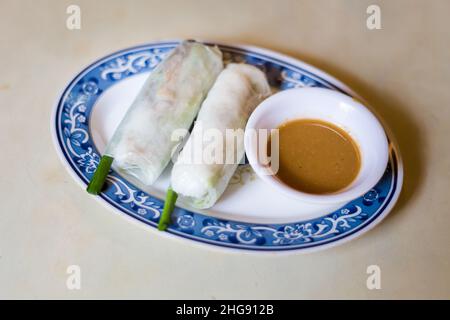 Délicieuse cuisine locale colorée dans le restaurant végétalien : tremplin frais Goi Cuon.Cuisine vietnamienne traditionnelle à Ho Chi Minh, Vietnam. Banque D'Images