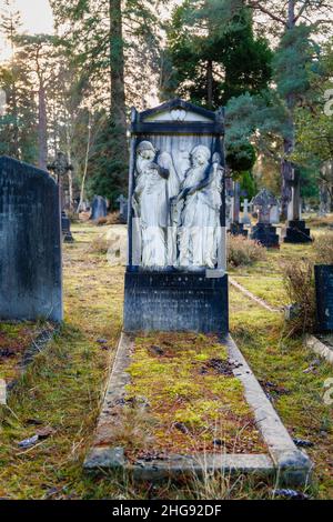 Monument à William de Morgan et sa femme Evelyn, une tombe remarquable au cimetière Brookwood South, Brookwood, près de Woking, Surrey, Angleterre Banque D'Images