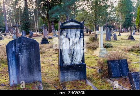 Monument à William de Morgan et sa femme Evelyn, une tombe remarquable au cimetière Brookwood South, Brookwood, près de Woking, Surrey, Angleterre Banque D'Images