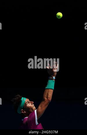 Melbourne, Australie.19th janvier 2022.Rafael Nadal d'Espagne sert pendant le deuxième tour du match des hommes célibataires contre Yannick Hanfmann d'Allemagne à l'Open d'Australie 2022 à Melbourne, Australie, le 19 janvier 2022.Credit: Bai Xuefei/Xinhua/Alay Live News Banque D'Images