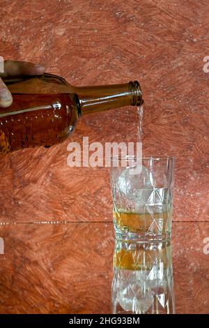 Service de différentes boissons alcoolisées. Banque D'Images