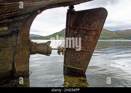 Le vieux bateau de Corpach, le vieux bateau de pêche sur le rivage en chignée du Loch Linnhe près de fort William , Écosse, haute-terres, Royaume-Uni Banque D'Images