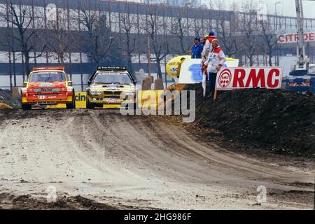 Archives 80ies: Course de voiture de piste de terre, France, 1986 Banque D'Images