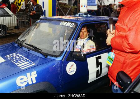 Archives 80ies: Course de voiture de piste de terre, France, 1986 Banque D'Images