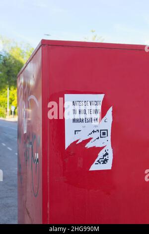 Gros plan d'un panneau brisé qui encourage à ne pas vacciner les enfants coincés dans un conteneur de rue Banque D'Images