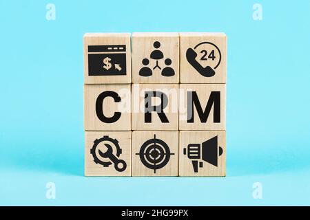 Concept CRM ou gestion de la relation client.Concept de relation client.Word CRM sur des cubes en bois.Les os forment des mots CRM. Banque D'Images