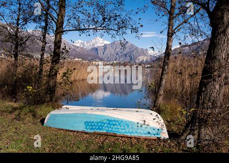 Bateau à l'envers sur le bord du lac, lac de Côme, Lombardie, Italie Banque D'Images