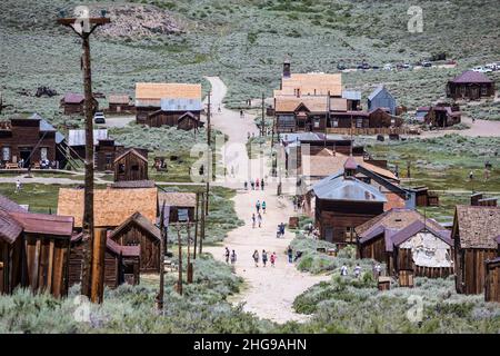 Bodie, Californie, États-Unis - 6 juillet 2015 : groupes de touristes d'été visitant la ville fantôme de Bodie dans le parc historique de l'État de Bodie en Californie. Banque D'Images