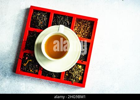 Vue en hauteur d'une tasse de thé vert sur une boîte de thés en feuilles Banque D'Images