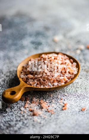 Gros plan d'un bol de sel himalayan rose sur une table Banque D'Images
