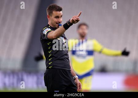 Turin, Italie.18th janvier 2022.Turin, Italie.Le 18 janvier 2022, l'arbitre officiel Francesco Fourneau gestes lors du match de Coppa Italia entre Juventus FC et UC Sampdoria au stade Allianz le 18 janvier 2022 à Turin, Italie.Credit: Marco Canoniero / Alamy Live News Banque D'Images