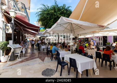 Les gens qui ont un repas dans un restaurant andalou typique dans le Carihuela, Torremolinos, Espagne Banque D'Images