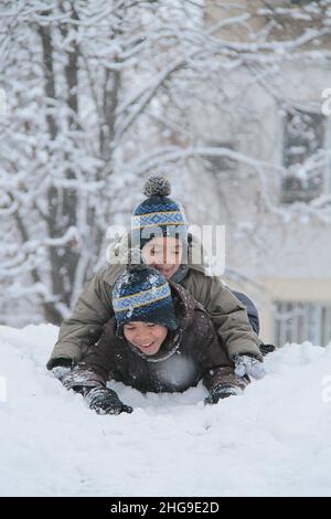 Deux garçons jouant dans la neige, Bulgarie Banque D'Images