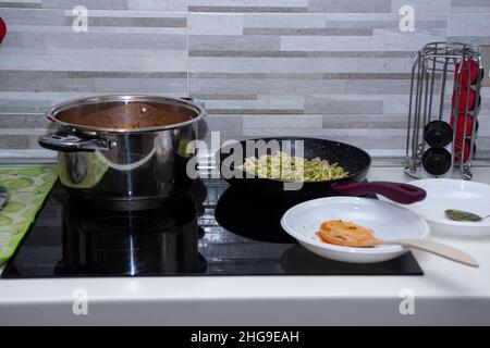 une casserole de pâtes qui cuisent sur une cuisinière à induction Banque D'Images