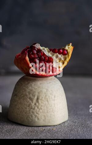 Coin de grenade frais sur une pierre Banque D'Images